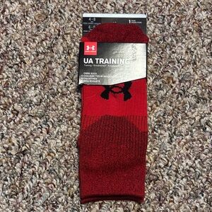 New Under Armour Red Crew Athletic Socks Men’s 4-8 Women’s 6-9 shoe size